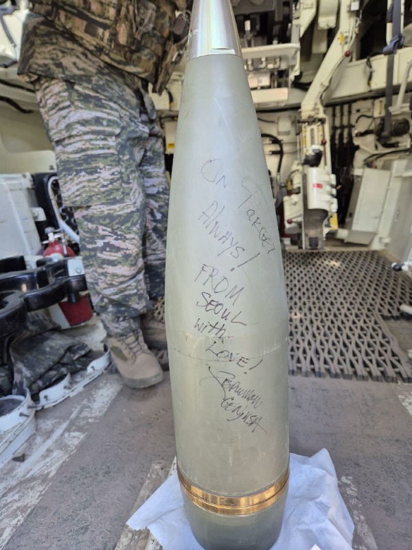 ▲ 해병대는 지난 3일부터 27일까지 호주 북동부 일대에서 미국, 호주 등과 함께 다국적 연합훈련 '탈리스만 세이버'(Talisman Sabre)에 참가했다. 제이미어 브런슨 주한미군사령관이 ’25 탈리스만세이버 훈련에 참가한 해병대 장병들을 격려하며, K-9 포탄에 적어 준 문구 ‘On Target Always!' ⓒ제이미어 브런슨 주한미군사령관 엑스(X) 계정