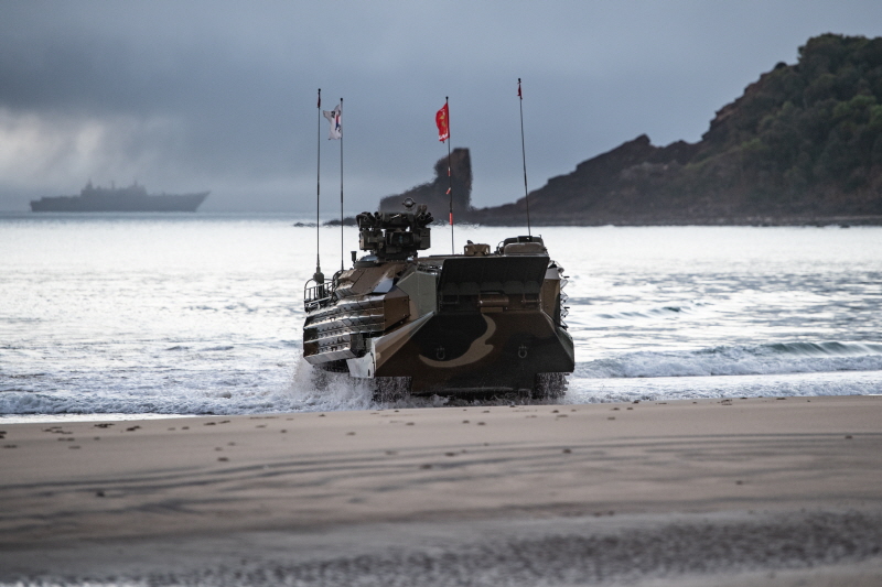 ▲ 해병대는 지난 3일부터 27일까지 호주 북동부 일대에서 미국, 호주 등과 함께 다국적 연합훈련 '탈리스만 세이버'(Talisman Sabre)에 참가했다. 해병대 KAAV가 마라도함에서 진수해 상륙해안에 결정적 행동을
실시하고 있다. ⓒ해병대