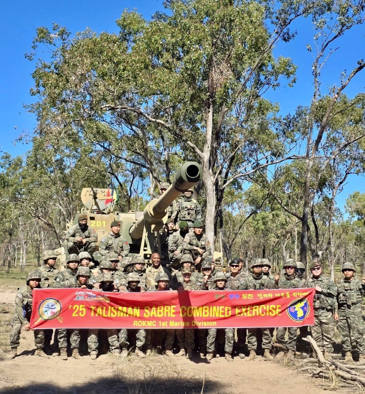 ▲ 해병대는 지난 3일부터 27일까지 호주 북동부 일대에서 미국, 호주 등과 함께 다국적 연합훈련 '탈리스만 세이버'(Talisman Sabre)에 참가했다. 제이미어 브런슨 주한미군사령관이 ’25 탈리스만세이버 훈련에 참가한 해병대 장병들을 격려하며, K-9 자주포 앞에서 기념사진을 촬영하고 있다. ⓒ주한미군사령부 페이스북
