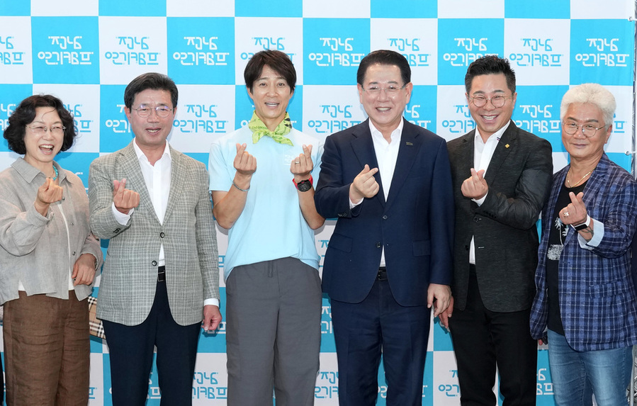 ▲ 김영록 전라남도지사가 28일 오후 광양 문화예술회관에서 열린 ‘제14회 최수종과 함께하는 전남연기캠프 입소식’에 참석, 주요 내빈과 기념촬영을 하고 있다.ⓒ전라남도 제공