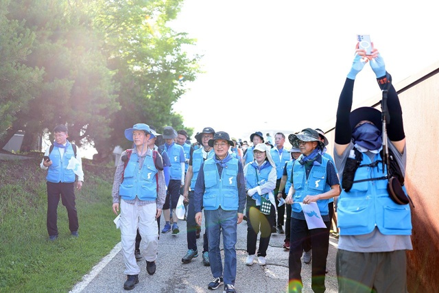 ▲ 김동연 경기도지사가 28일 파주 임진각에서 열린 경기둘레길 '통일걷기' 출정식에서 참가자들과 걷고 있다. ⓒ경기도 제공