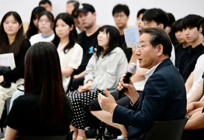 ▲ 유정복(오른쪽) 인천시장이 28일 시청 대회의실에서 열린 '2025년 하계 공공기관 청년 아르바이트 참가자 간담회'에서 참석자들과 대화를 나누고 있다.ⓒ 인천시 제공