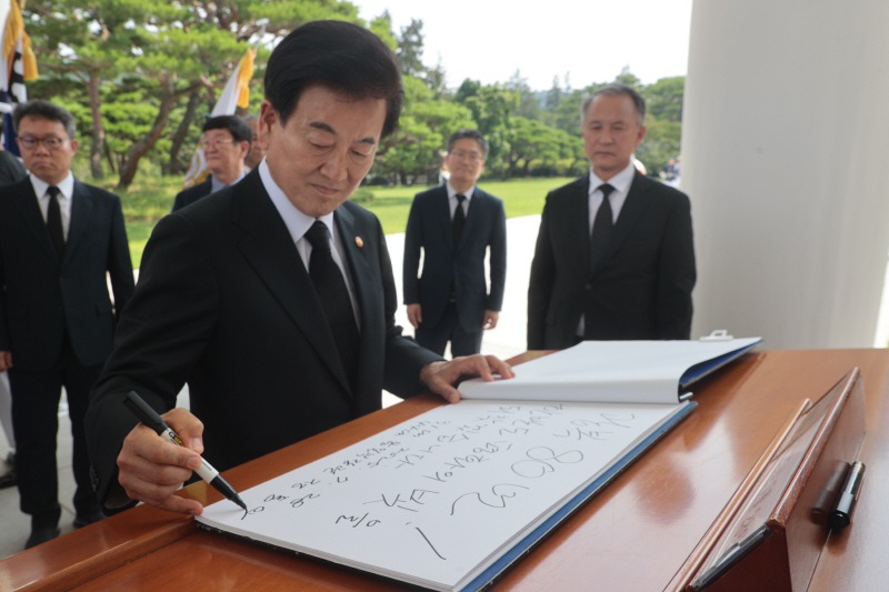 ▲ 정동영 통일부 장관이 28일 서울 동작구 국립서울현충원을 찾아 참배한 뒤 방명록을 작성하고 있다. ⓒ연합뉴스