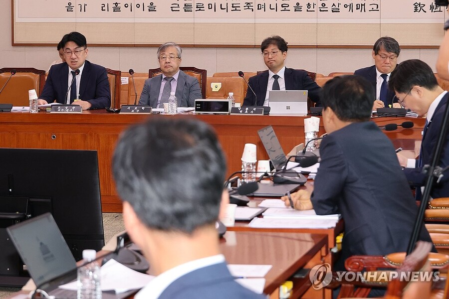 ▲ 28일 국회 법제사법위원회에서 열린 검찰개혁 법안 관련 공청회에서 모성준 사법연수원 교수가 발표하고 있다. 왼쪽부터 모성준 사법연수원 교수, 서보학 경희대 법학전문대 교수, 양홍석 변호사, 이광철 변호사. ⓒ연합뉴스 제공