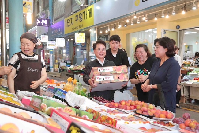 ▲ 육동한 시장이 후평시장에서 소비쿠폰으로 기부물품을 구입하고 있다. ⓒ춘천시