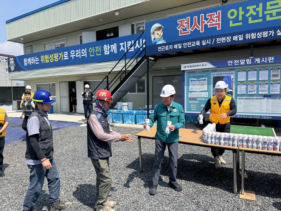 ▲ 대구도시개발공사(사장 정명섭)는 7월 24일 복현 주거환경개선사업 건설현장에서 ‘CEO 주관 찾아가는 건설현장 폭염대응 캠페인’을 진행했다.ⓒ대구도시개발공사