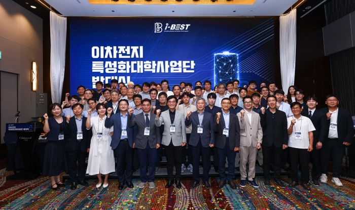 ▲ 최근 열린 인하대 ‘이차전지 특성화대학사업단’ 발대식에서 참석자들이 기념 촬영을 하고 있다. ⓒ인하대 제공