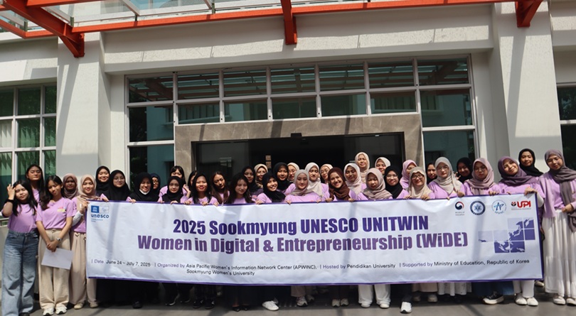 ▲ 인도네시아 펜디디칸 대학교 학생들이 폐회식 후 단체 사진을 찍고 있다.ⓒ숙명여대