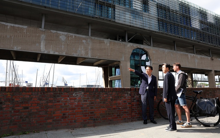 ▲ 김태흠 충남도지사가 28일 윤주영 투자통상정책관과 함께 세계적인 도시재생 성공 사례로 꼽히는 네덜란드 암스테르담의 ‘엔디에스엠(NDSM) 워프(Werf)’에서 엔디에스엠 관계자로부터 성공사례를 청취하고 있다.ⓒ충남도