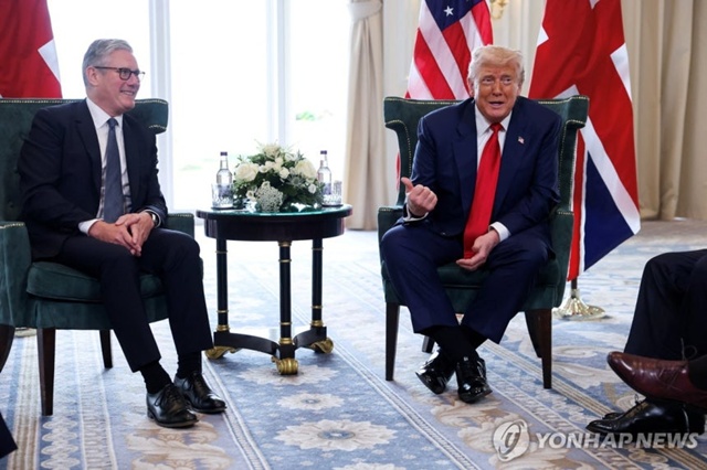 ▲ 도널드 트럼프 미국 대통령이 영국 스코틀랜드 턴베리에 있는 자신의 골프리조트에서 키어 스타머 영국 총리와 만난 자리에서 취재진과 질의응답하고 있다. 250727 로이터=연합뉴스. ⓒ연합뉴스