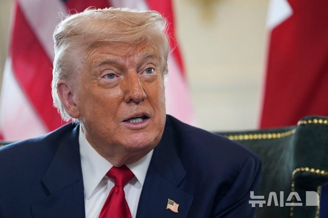 ▲ 도널드 트럼프 미국 대통령이 영국 스코틀랜드 턴베리에 있는 자신의 골프리조트에서 키어 스타머 영국 총리와 만난 자리에서 취재진 질문에 답하고 있다. 250728 AP/뉴시스. ⓒ뉴시스