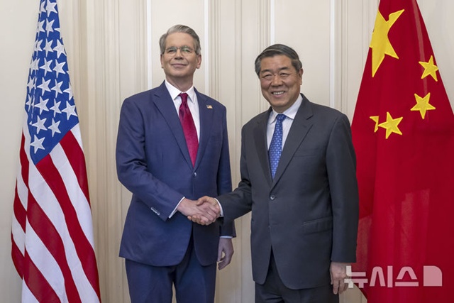 ▲ 스콧 베센트 미국 재무장관(좌)이 스위스 제네바에서 열린 미-중 회담에서 허리펑(何立峰) 중국 부총리와 악수하고 있다. 250510 AP/뉴시스. ⓒ뉴시스