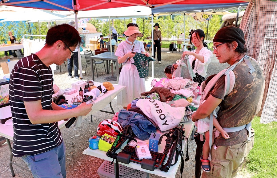 ▲ 칠리단 청년사업자 협동조합 회원들이 지난 26일 칠성면 옛 시장골목 내 비밀의 정원에서 플리마켓을 열고 있다. ⓒ괴산군