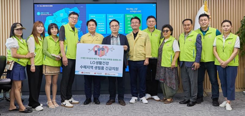 ▲ 오세현 아산시장과 ㈔희망을 나누는 사람들, ㈔나눔愛밥차, ㈜G생활건강 관계자들이 약 2억 원 상당의 생필품을 기탁하고 기념촬영을 하고 있다.ⓒ아산시