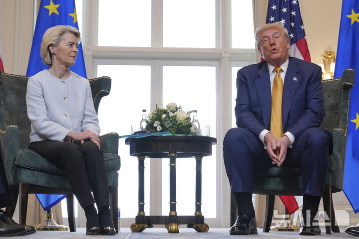 ▲ 도널드 트럼프(오른쪽) 미국 대통령과 우르줄라 폰데어라이엔 유럽연합(EU) 집행위원장이 27일(현지 시간) 스코틀랜드 턴베리의 트럼프 턴베리 골프장에서 회담하고 있다. 미국과 EU가 '상호관세 15%'를 골자로 한 무역 합의를 타결했다. ⓒ뉴시스