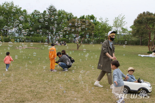▲ 강원 춘천시 강원도산림과학연구원 내 화목원을 찾은 부모와 어린이들이 즐거운 시간을 보내고 있다. ⓒ뉴시스