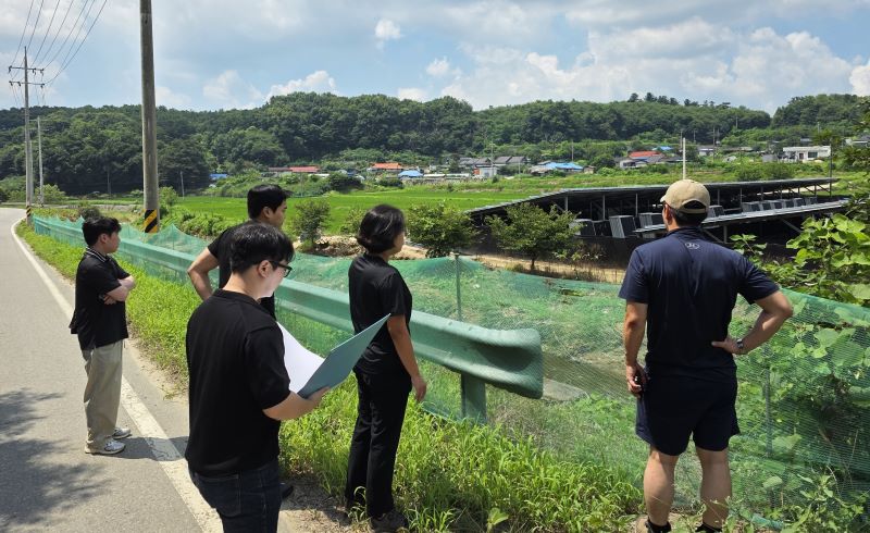 ▲ 중앙합동조사단이 천안지역 집중호우 피해 현장을 조사하고 있다.ⓒ천안시