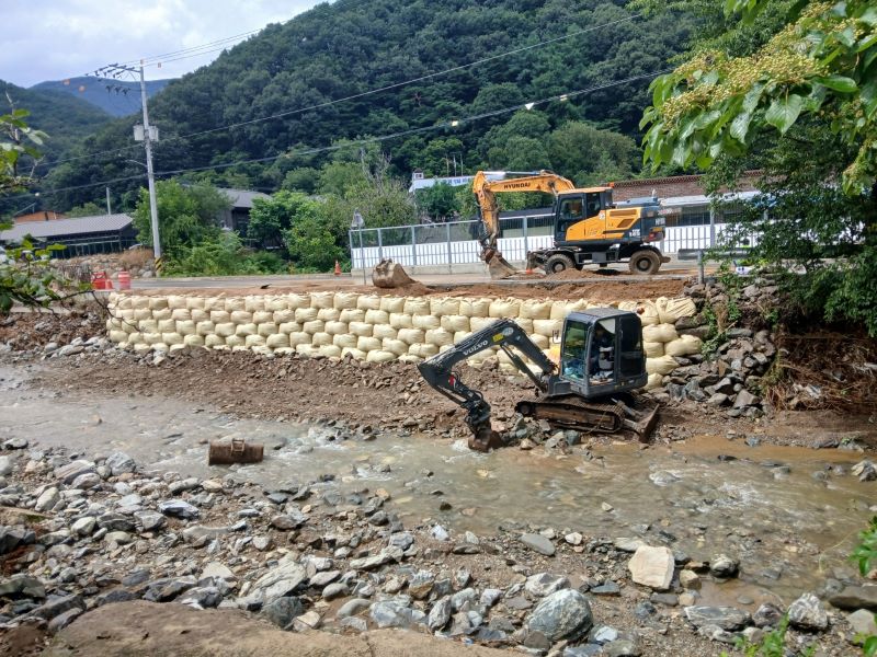 ▲ 천안시가 집중호우로 유실된 시도 11호선 광덕리 560번지 일원에 톤마대를 설치하는 등 보강 조치를 마친 모습.ⓒ천안시