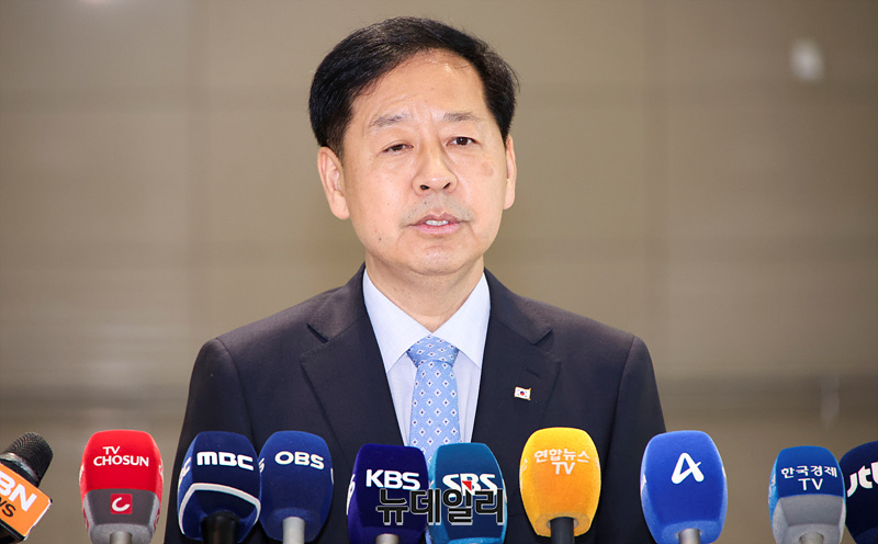 ▲ 구윤철 경제부총리 겸 기획재정부 장관이 29일 인천국제공항 제2여객터미널에서 스콧 베선트 미국 재무장관 면담을 위해 워싱턴 D.C.로 출국하며 인터뷰를 하고 있다.ⓒ인천=서성진 기자