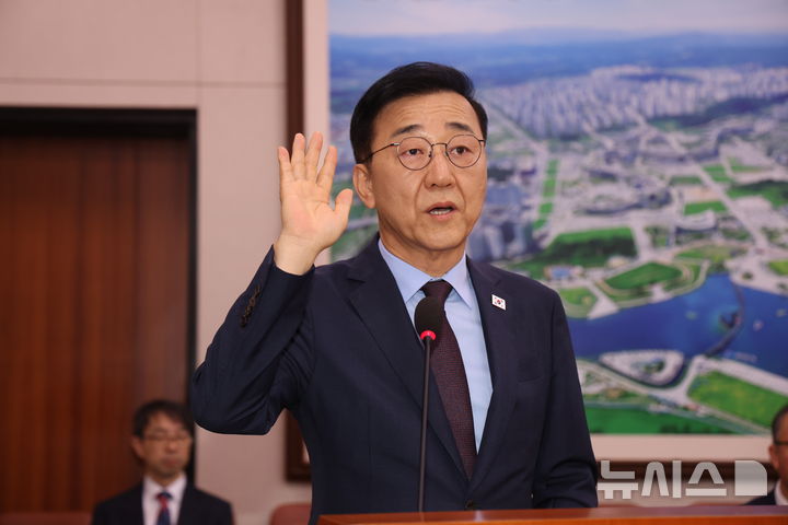 ▲ 김윤덕 국토교통부 장관 후보자가 29일 오전 서울 여의도 국회 국토교통위원회에서 열린 인사청문회에서 선서하고 있다. ⓒ뉴시스