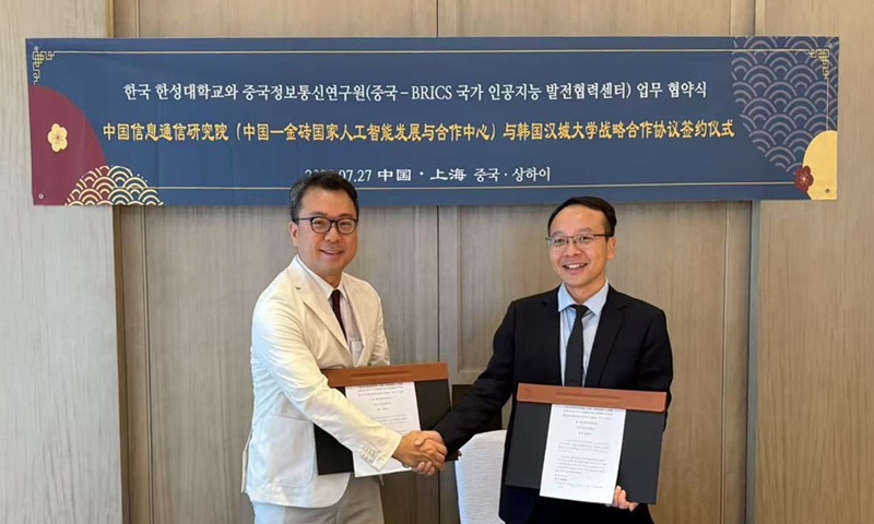 ▲ 이정훈 한성대 산학협력단장(왼쪽)과 중국 정보통신연구원(CAICT) 인공지능연구소 카이 웨이 소장이 협약 체결 후 기념사진을 찍고 있다.ⓒ한성대