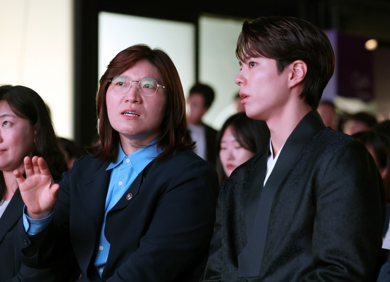 ▲ 장미란 문화체육관광부 제2차관이 29일 서울 강남구 SJ쿤스트할레에서 열린 '2025년 한국관광 명예홍보대사 위촉식'에서 배우 박보검과 이야기를 나누고 있다.ⓒ문체부