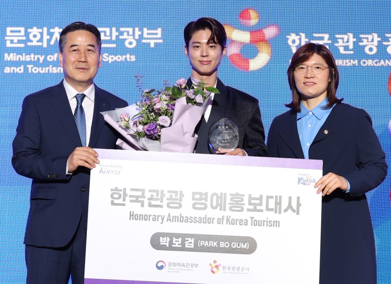 ▲ 장미란 문화체육관광부 제2차관이 29일 서울 강남구 SJ쿤스트할레에서 열린'2025년 한국관광 명예홍보대사 위촉식'에서 배우 박보검에게 위촉패를 수여한 뒤 기념촬영을 하고 있다. 사진 왼쪽부터 서영충 한국관광공사 사장 직무대행, 박보검, 장미란 차관.ⓒ문체부