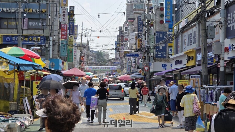 ▲ 29일 오전 서울 최고기온이 37도까지 오를 것으로 예보된 가운데 서울 양천구 목동 깨비시장은 시장을 찾은 사람들로 붐볐다. ⓒ김상진 기자