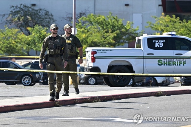 ▲ 총격이 발생한 네바다주 리노의 한 리조트 앞에서 경계하는 경찰들. 250728 AP=연합뉴스. ⓒ연합뉴스
