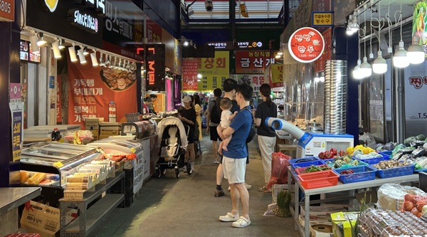 ▲ 지난 20일부터 중앙시장과 도마큰시장에 이동식 냉풍기 82대를 설치·운영한다.ⓒ대전시