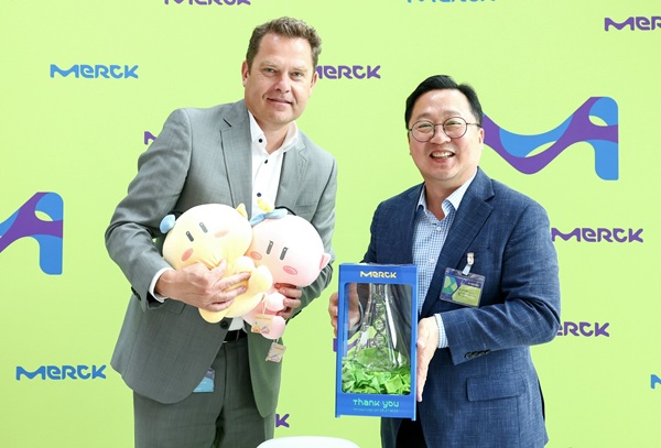 ▲ 이장우 대전시장이 28일(현지시각) 독일 머크 본사를 방문해 쟝-샤를 위르트 라이프 사이언스 CEO와 기념촬영을 하고 있다.ⓒ대전시