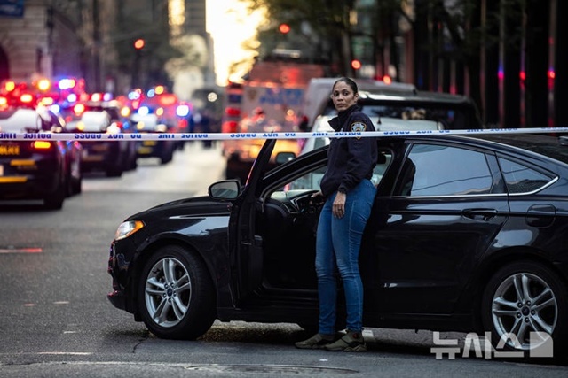 ▲ 뉴욕 시내 파크애비뉴와 렉싱턴애비뉴 사이의 52번가 고층빌딩에서 총격사건 신고가 들어와 뉴욕 경찰이 금지선을 치고 총격사건에 관한 수사를 하고 있다. 250728 AP/뉴시스. ⓒ뉴시스