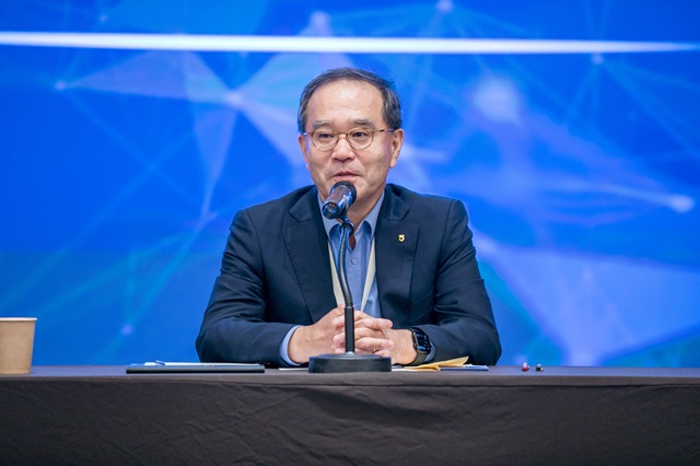 ▲ 28일 개최된 경영전략회의에서 이찬우 NH농협금융 회장이 회의를 주재하고 있다.ⓒ농협금융