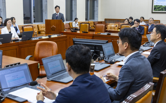 ▲ 지난 28일 ‘노란봉투법’(노조법 2·3조 개정안)이 국회 환경노동위원회에서 통과된 뒤 김영훈 고용노동부 장관이 인사말을 하고 있다. ⓒ연합뉴스