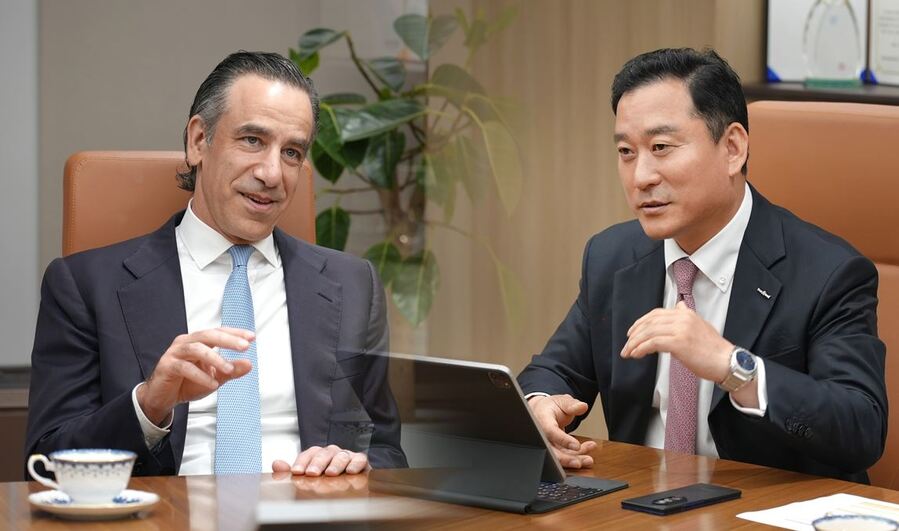 ▲ 29일 한국투자증권 본사에서 김성환 사장(우측)과 뮤지니치앤코(Muzinich & Co)의 저스틴 뮤지니치사장(좌측)이 글로벌 투자 다변화 및 경쟁력 강화를 위한 협업을 논의하고 있다. ⓒ한국투자증권 제공.