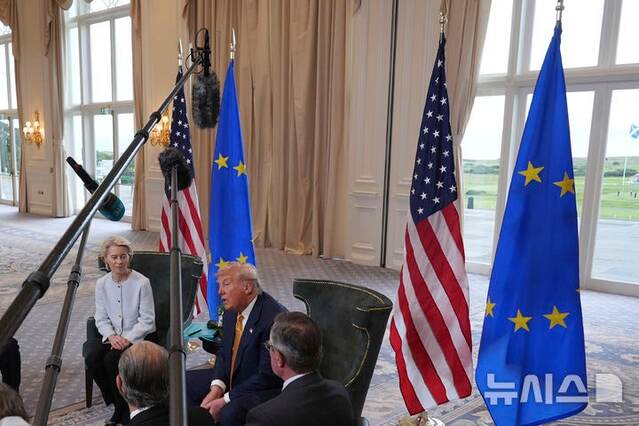 ▲ 도널드 트럼프 미국 대통령이 27일(현지시각) 스코틀랜드 턴베리의 '트럼프 턴베리 골프장'에서 우르줄라 폰데어라이엔 유럽연합(EU) 집행위원장과의 회담에 대해 발언하고 있다. 출처=APⓒ뉴시스