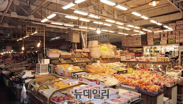 ▲ 29일 기준 가락시장에서 복숭아 10kg은 5126원으로 전년보다 63% 올랐고, 수박 10kg은 3만 7564원으로 50%, 청양고추 10kg도 7만 9613원으로 46% 상승했다.