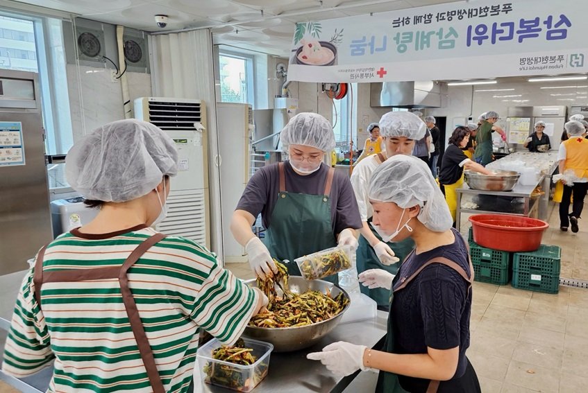 ▲ 푸본현대생명 자원봉사단은 대한적십자사 서울지사 서부봉사관에서 소외된 이웃들과 함께 건강한 여름나기 ‘삼계탕 나눔’ 봉사활동을 펼쳤다고 28일 밝혔다.ⓒ푸본현대