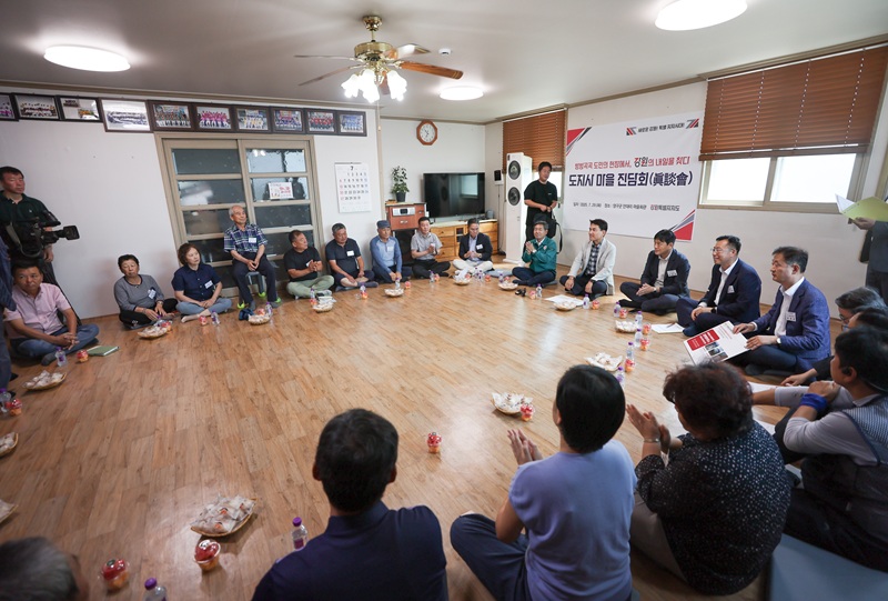 ▲ 군사보호구역 개선 문제와 관련해 양구군 안대리 마을회관을 방문, 주민들의 애로사항을 듣고 있는 김진태 강원특별자치도지사. ⓒ강원특별자치도