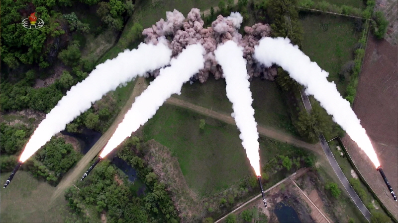 ▲ 북한은 지난 2024년 4월 22일 김정은의 지도로 600mm 초대형 방사포병 부대들을 국가 핵무기 종합관리체계인 핵방아쇠 체계 안에서 운용하는 훈련을 처음으로 진행했다고 조선중앙TV가 23일 보도했다. ⓒ조선중앙TV 캡쳐/뉴시스