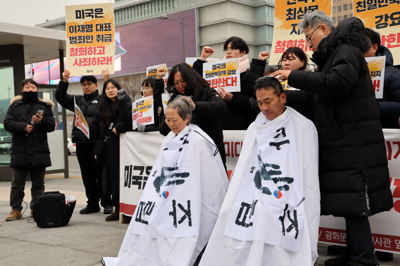 ▲ 김은진(왼쪽), 권오혁 촛불행동 공동대표가 2025년 1월 16일 오후 서울 종로구 광화문광장에서 열린 주한미대사 공개면담 요구 기자회견에서 최상목 당시 권한대행 지지 철회와 내정간섭 중단을 촉구하며 삭발하고 있다. ⓒ뉴시스