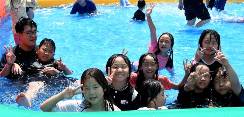 ▲ 백석 쿰캠프에 참가한 어린이들이 재학생 자원봉사자들과 함께 물놀이를 즐기고 있다.ⓒ백석대