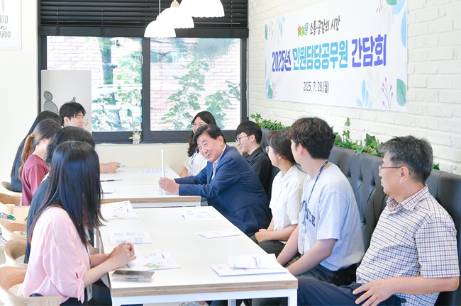 ▲ 김명기 횡성군수가 지난 28일 지역 내 한 카페에서 행정의 최일선에서 대민업무를 담당하는 민원담당 공무원 10여 명을 만나 간담회를 개최했다. 이날 간담회에서 김 군수는 군민 가까이에서 일하고 있는 민원실의 중요성을 공유하며, 민원 담당 공무원의 애로사항과 건의사항을 청취하고, 주요 민원 현안에 대해 의견을 나눴다. 김명기 횡성군수는 