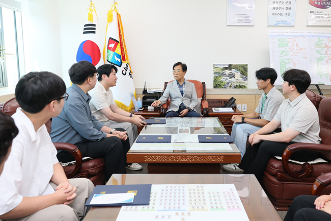 ▲ 강원도 철원군이 지난 28일 군수와 함께하는 민원공무원 간담회를 개최했다. 이날 간담회는 이현종 철원군수, 민원허가과장을 비롯해 민원허가과 담당자와 민원담당공무원 10여명이 참석했다. 이번 간담회는 민원담당공무원의 애로사항을 청취하고, 민원공무원의 신체적·정신적 안전 등 현장에서 발생하는 다양한 상황에 대한 이야기를 나누며 소통하는 자리를 가졌다. 이현종 철원군수는 