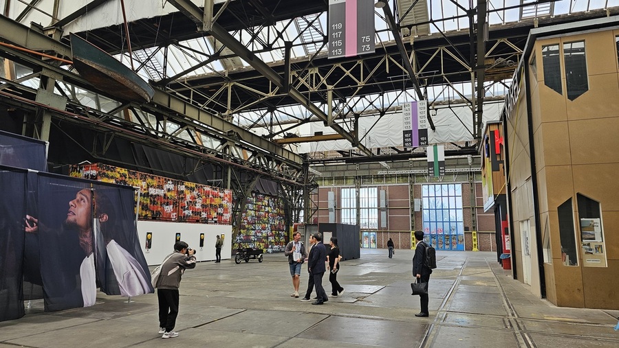 ▲ 네덜란드 암스테르담 NDSM 워프(Werf). 한때 유럽 최대 조선소였던 NDSM은 산업 쇠퇴로 폐쇄된 후, 창의적 도시재생 프로젝트를 통해 예술과 스타트업, 청년 문화가 공존하는 복합문화공간으로 탈바꿈했다. 현재는 예술가들의 작업실과 전시 공간, 스타트업 사무실, 카페와 레스토랑, 청년 주거공간 등이 모여 있으며, 암스테르담을 대표하는 도시재생 성공사례로 전 세계의 주목을 받고 있다. 김태흠 충남도지사가 해외 출장 마지막 일정으로 지난 28일(현지시각) 네덜란드 암스테르담 에이강 북쪽 해안에 있는 NDSM 부지를 방문해 운영 상황과 공간 활용 사례를 살펴봤다. 김 지사는 현지 관계자들로부터 사업 추진 과정과 민관 협력 모델에 대한 설명도 청취했다.ⓒ김정원 기자