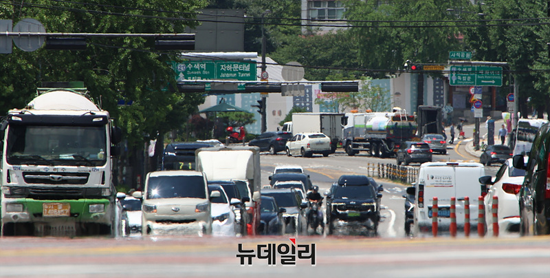 ▲ 서울 종로구 한 도로에 아지랑이가 피어오르고 있다. ⓒ서성진 기자