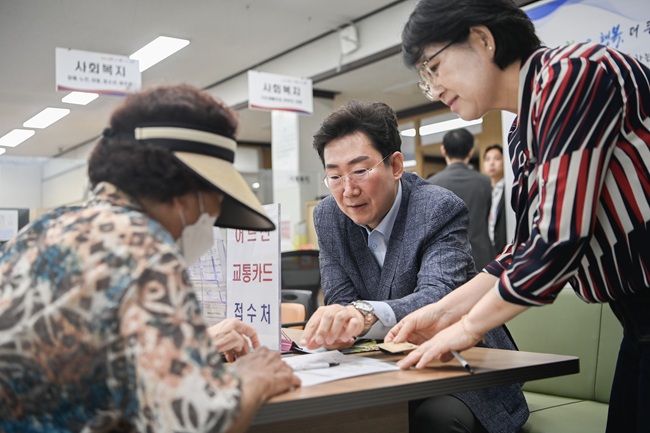 ▲ 명륜1동 이동시장실 장면.ⓒ원주시