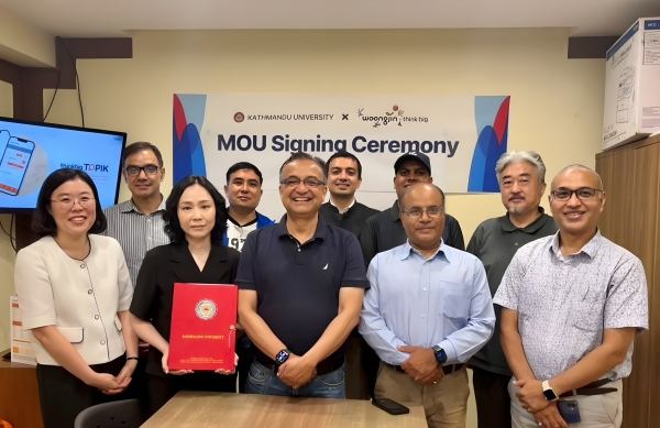 ▲ 지난 3일 진행된 업무협약식에서 웅진씽크빅과 카트만두대학교 관계자들이 기념촬영을 하고 있다. ⓒ웅진