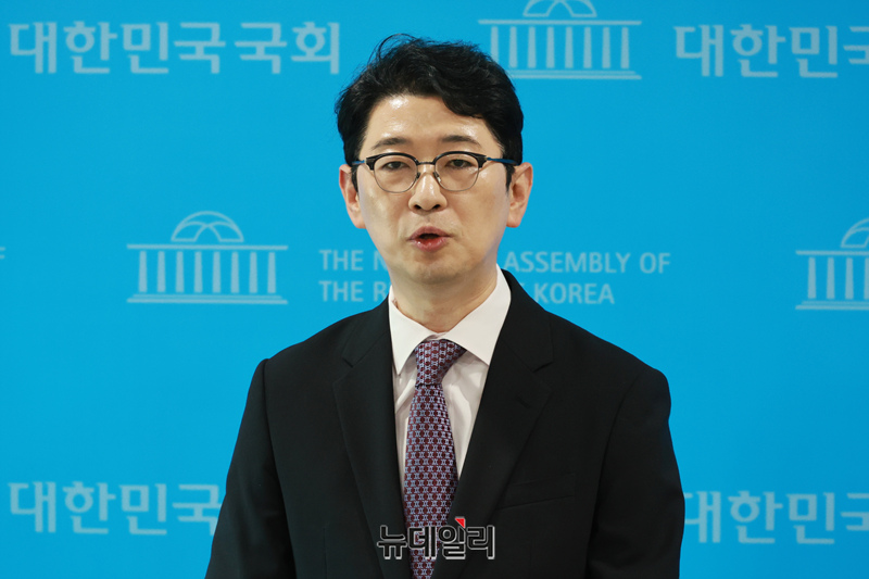 ▲ 8·22 전당대회 당 대표 선거에 출마한 주진우 국민의힘 의원이 24일 오전 국회 소통관에서 당 개혁방안 관련 기자회견을 마치고 기자들의 질문에 답하고 있다. ⓒ이종현 기자