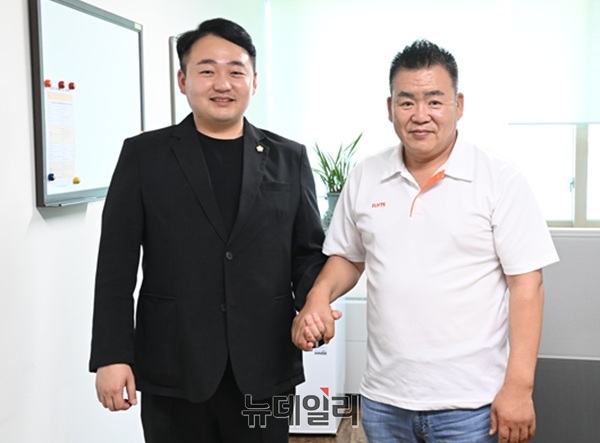 ▲ 조대웅부의장은 본지와의 일문일답을 마친후 함께 만들어가는 대덕구를 위해 지속적인 응원과 격려를 부탁드린다 당부했다.ⓒ김경태 기자